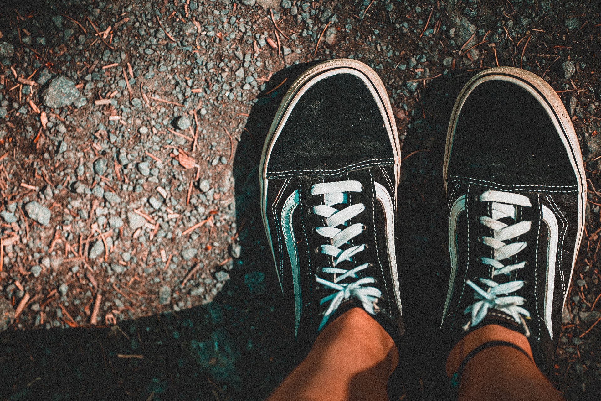 Schuhe auf Waldboden