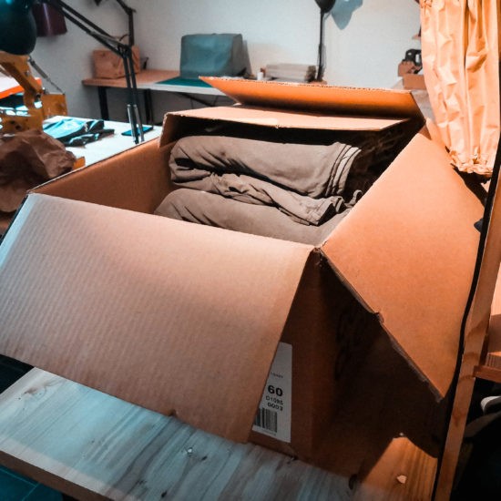 Verpackte T-Shirts im Karton