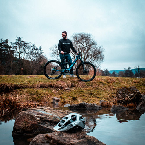 Urge Helm auf einem Stein im Wasser