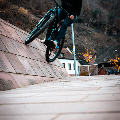 Mann beim Urbanbiken