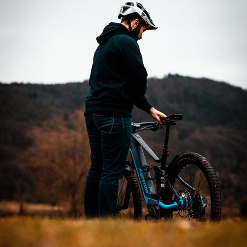 Mann mit Mountainbike in der Landschaft