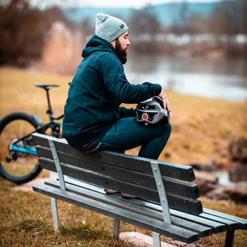 Mountainbiker auf einer Bank