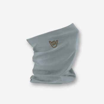 Ein graues Multifunktionstuch mit braunem Flock veredelt