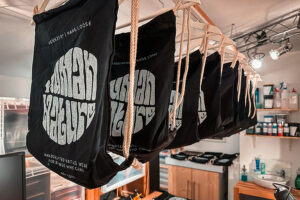 Bedruckte Turnbeutel, die angehängt sind und trocknen