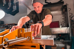 Chris beim Drucken von Turnbeuteln im Siebdruck