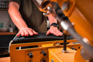 Glattstreichen mit den Händen vor dem Bedrucken