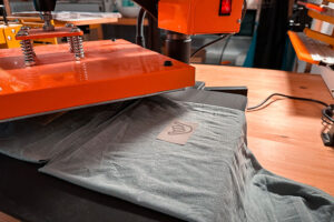 Fixieren der Flock-Folie in der Transfer-Presse