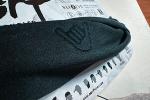 Fertiges Multifunktionstuch in schwarz mit schwarzem Flock