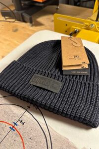 Eine grob gestrickte Mütze der Marke Ortovox von Hand veredelt von STAUBTÄNZER®