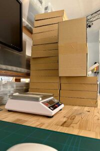 Eine Waage und viele Versandkartons