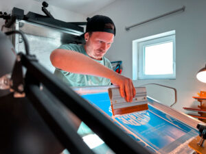 Siebdrucker bei der Arbeit