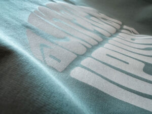 Detail eines Drucks mit Discharge Farbe