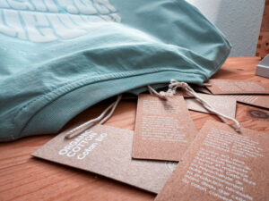 Etiketten an T-Shirts
