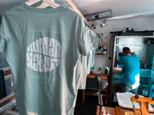 Frisch bedruckte Shirts auf Kleiderbügeln