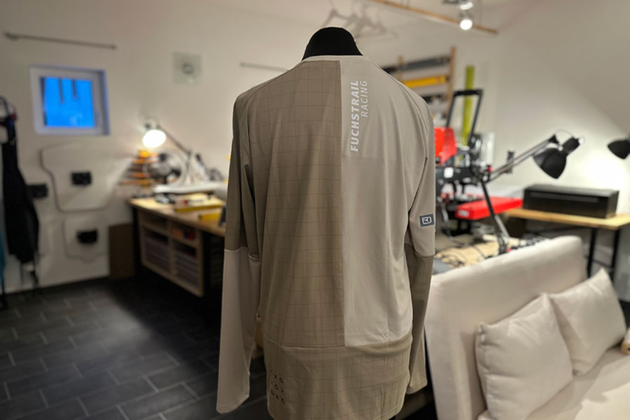 Ein Mountainbike Longsleeve in der Farbe dark linen von hinten