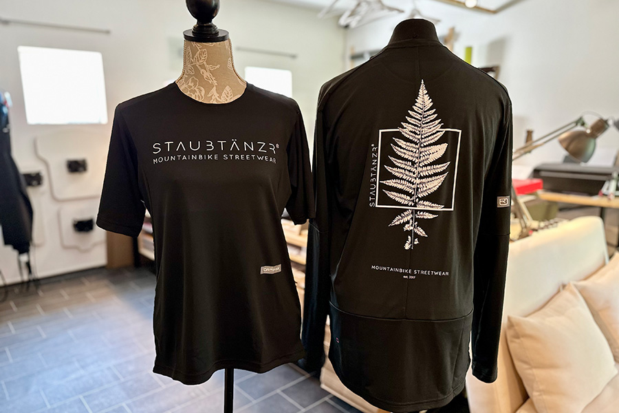 Individuell veredeltes Mountainbike-Jersey von STAUBTÄNZER® mit LEAF No. 1 Motiv auf dem Rücken