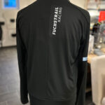 Ein Mountainbike Longsleeve in der Farbe raven black von hinten