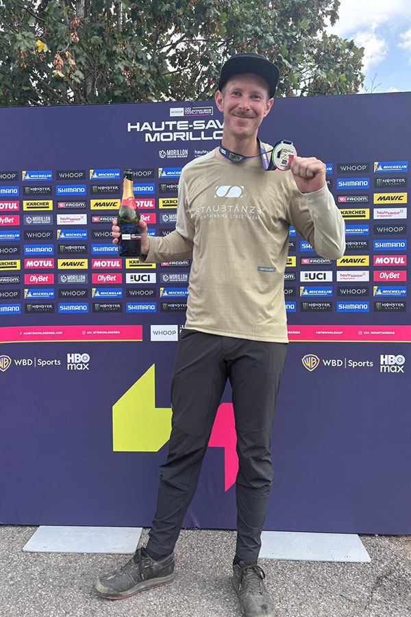 Der Downhill-Fahrer Sören Frey 2026 auf dem Sieger-Podest in Morillon