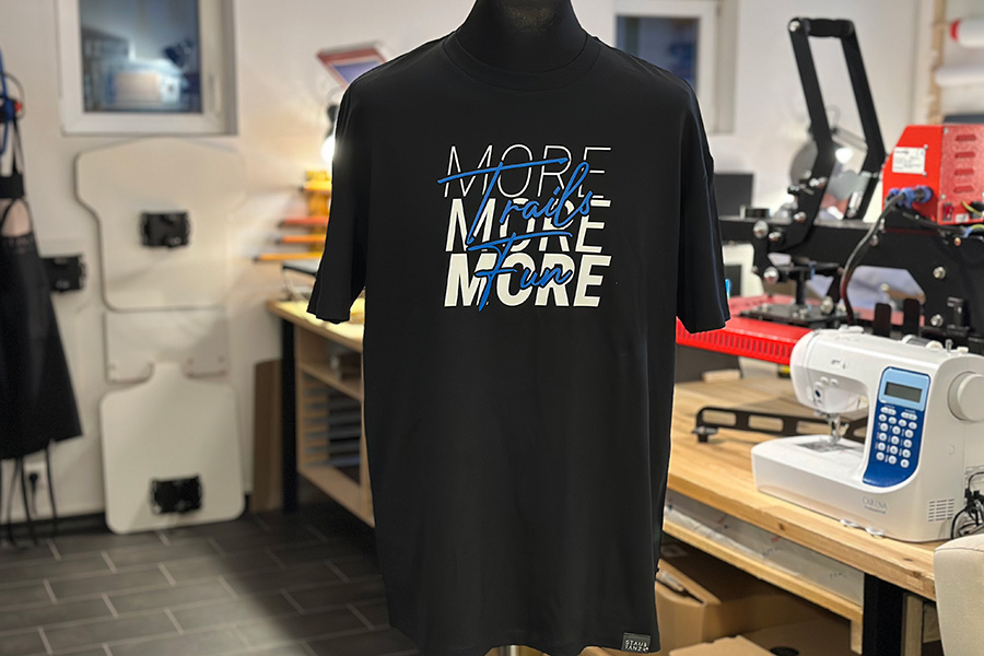 Ein schwarzes Shirt in einer Textilmanufaktur