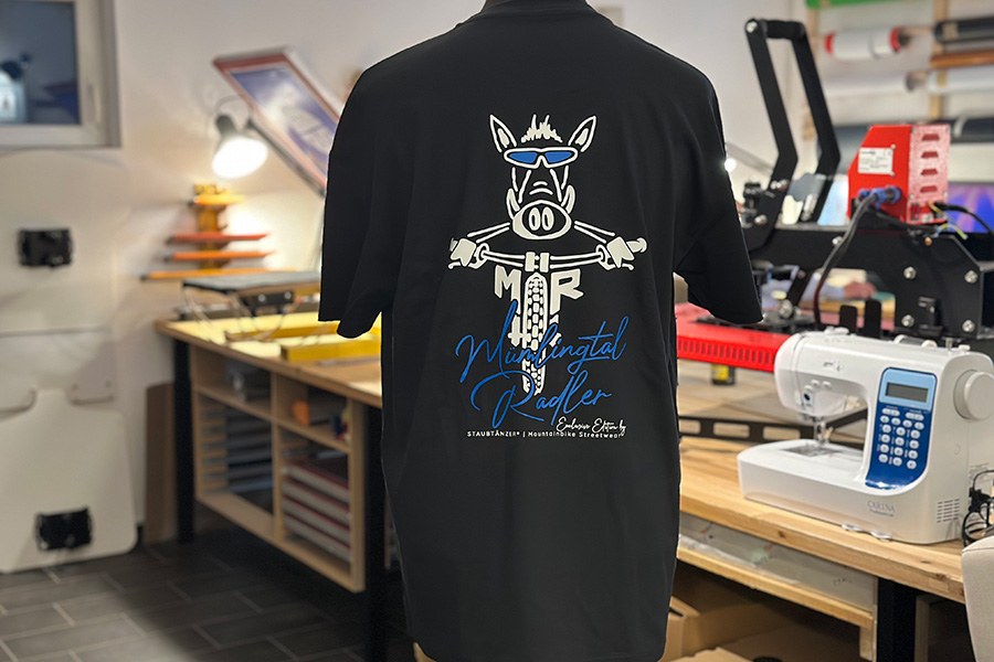 Das überarbeitete Vereinslogo der Mümlingtalradler auf einem schwarzen T-Shirt